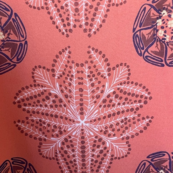 Max Studio Gorgeous salmon colored floral pattern sleeveless blouse; keyhole; M - Picture 6 of 8